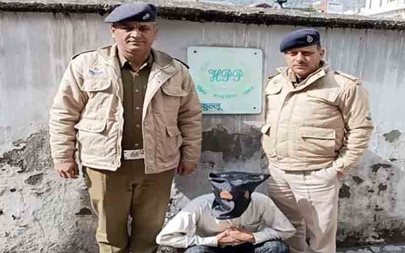 पुलिस ने चरस सहित गिरफ्तार किया व्यक्ति