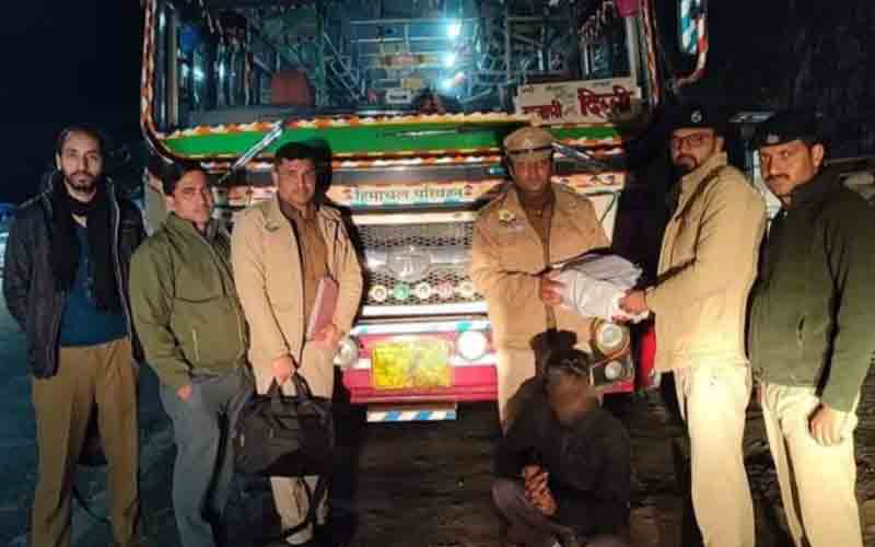 एचआरटीसी बस में सवार युवक को चरस सहित किया गिरफ्तार