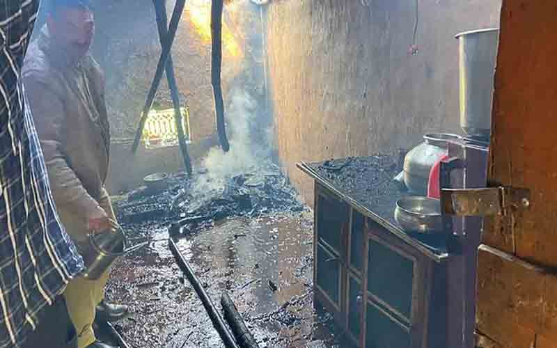 आग की भेंट चढ़ा स्लेटपोश मकान, हजारों का हुआ नुकसान