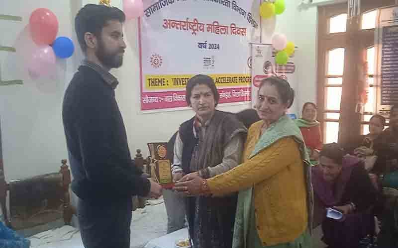 आंगनवाड़ी कार्यकर्ताओं ने संगड़ाह में नाटियों व नाटक से दिया महिला दिवस का संदेश