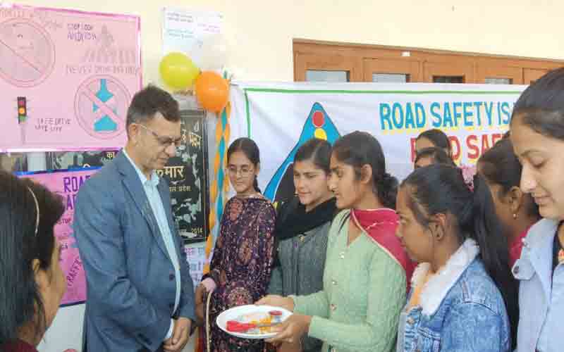महाविद्यालय चौकीमन्यार में यातायात नियमों पर कला प्रदर्शनी का किया गया आयोजन