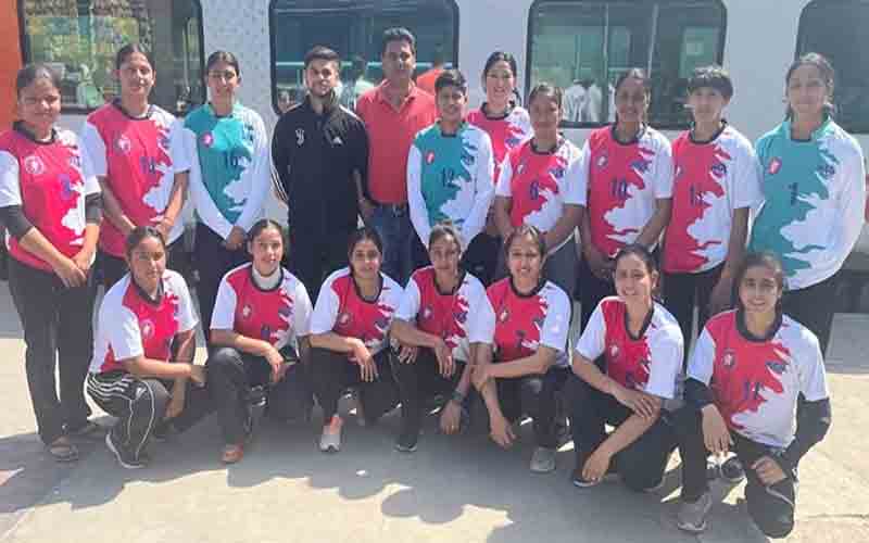 राष्ट्रीय प्रतियोगिता के लिए रवाना हुई वरिष्ठ महिला हैंडबॉल की टीम