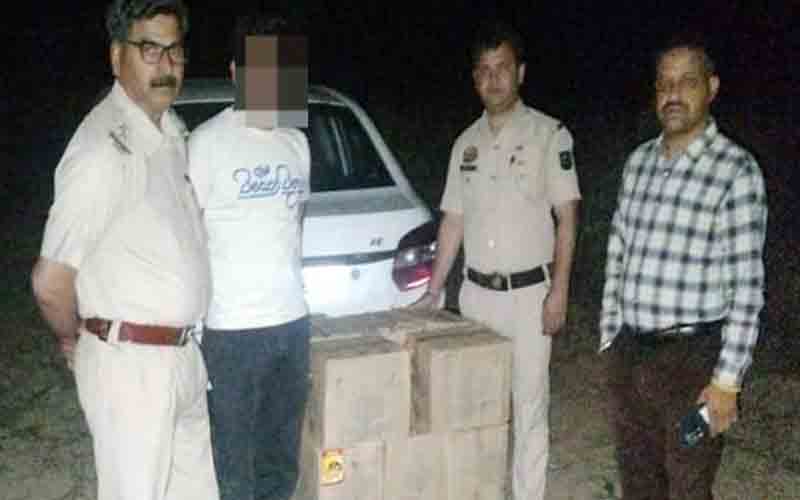 पुलिस ने कार से बरामद की 15 पेटी अवैध देसी शराब