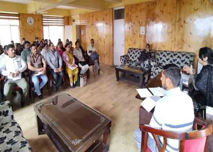 सहायक रजिस्ट्रीकरण अधिकारी ने की पंचायत सचिवों के साथ बैठक