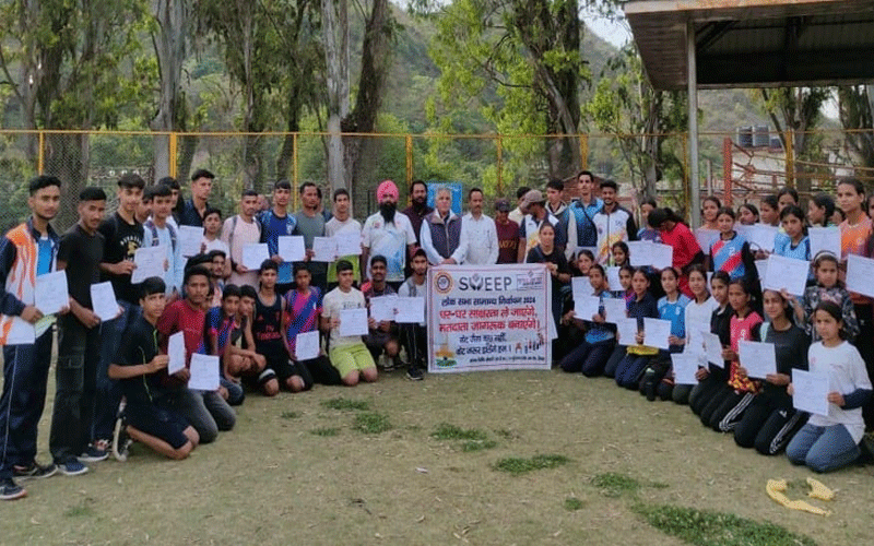 एथलेटिक्स प्रतियोगिता के प्रतिभागियों को किया मतदान के लिए जागरूक