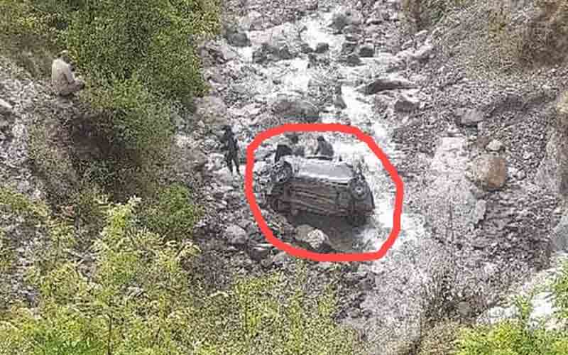 अनियंत्रित होकर खाई में गिरी कार, दो की मौत, एक घायल