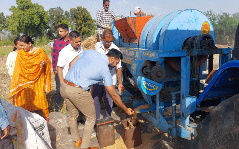 किसान से किए वादे को निभाने खेतों में पहुंचे डीसी जतिन लाल