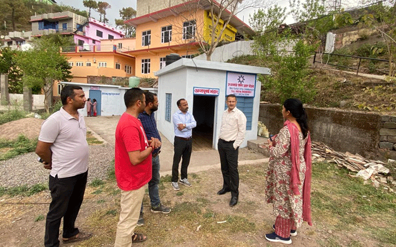 डीसी सिरमौर ने मतदान केंद्र निहोग और बनेठी का किया औचक निरीक्षण