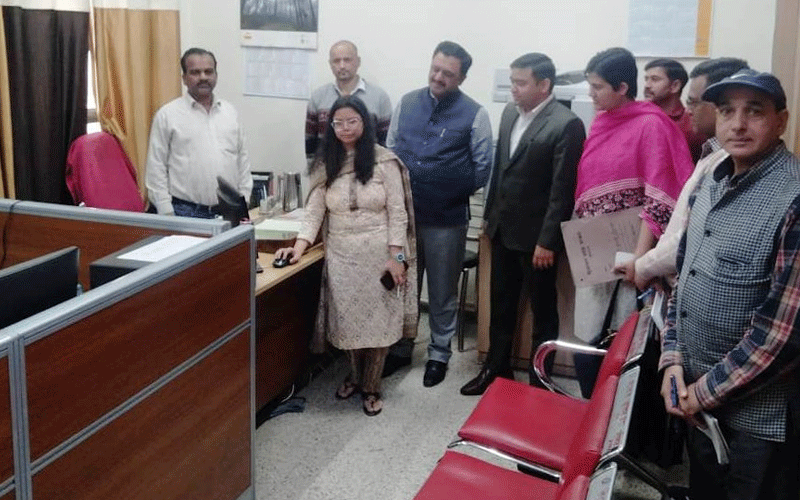 डीसी ने जीपीएस निगरानी के लिए स्थापित नियंत्रण कक्ष का किया निरीक्षण