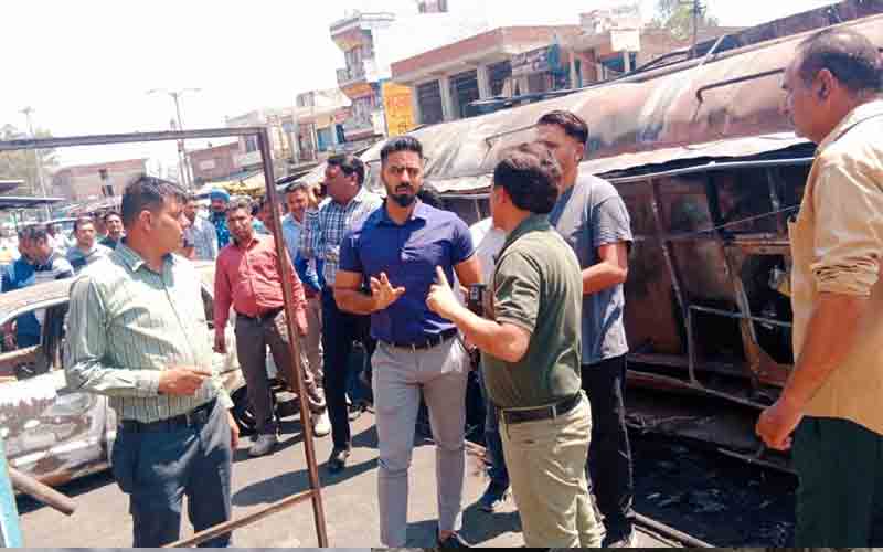 उपायुक्त ने टाहलीवाल में तेल टैंकर दुर्घटना स्थल का किया दौरा