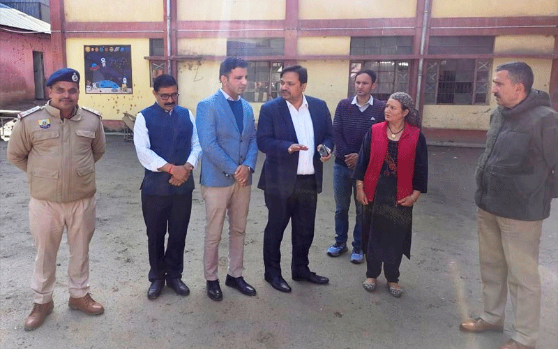 जिला निर्वाचन अधिकारी व एसपी ने सुन्धा मतदान केंद्र का किया निरीक्षण