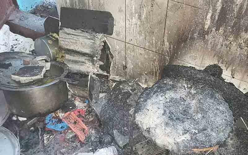 चार मंजिला मकान में भड़की आग, एक झुलसा
