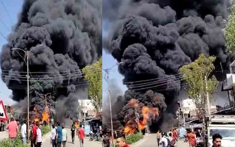पेट्रोल का टैंकर पलटते ही भड़की आग, एक की मौत, कई जख्मी