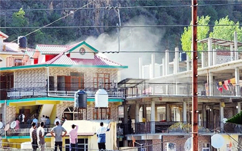 दाड़लाघाट में मकान में लगी आग, लाखों का नुकसान