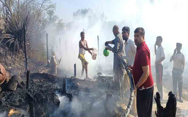 नादौन में ब्यास किनारे जली प्रवासियों की चार झुग्गियां