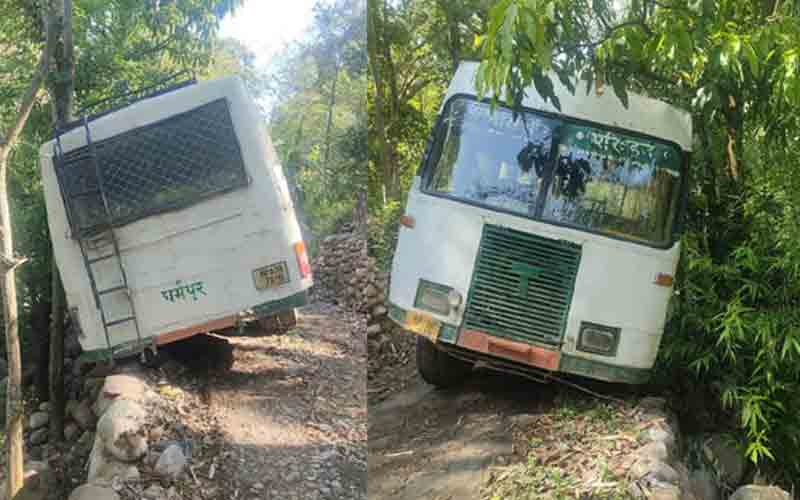 हादसे का शिकार हुई एचआरटीसी की बस, सभी यात्री सुरक्षित