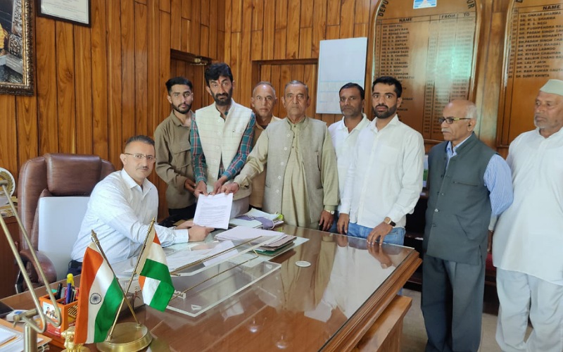 डीसी सिरमौर से मिला श्री रेणुका बांध जन संघर्ष समिति का प्रतिनिधिमंडल