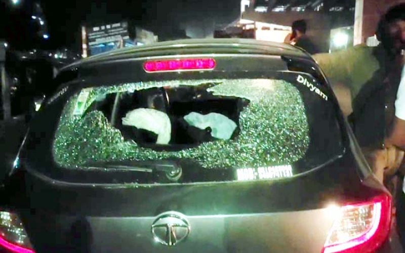 चलती कार पर फ्लाईओवर से गिरा लोहे का टुकड़ा, सभी सुरक्षित