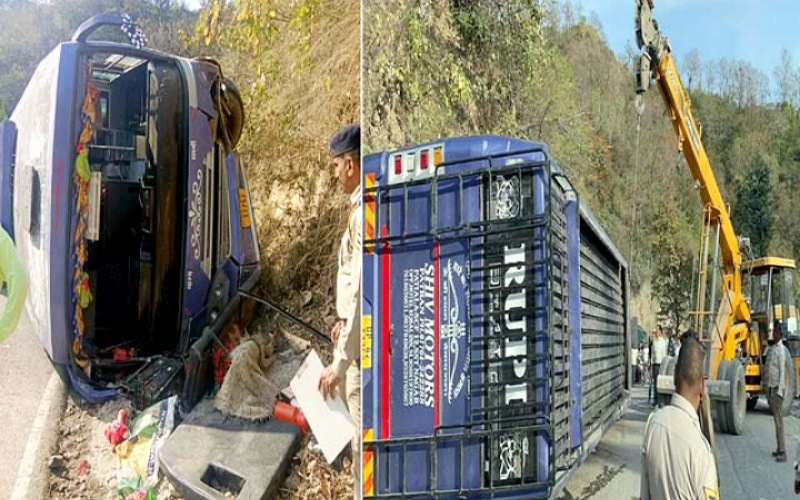 अनियंत्रित होकर सड़क पर पलटी श्रद्धालुओं से भरी बस, कई जख्मी