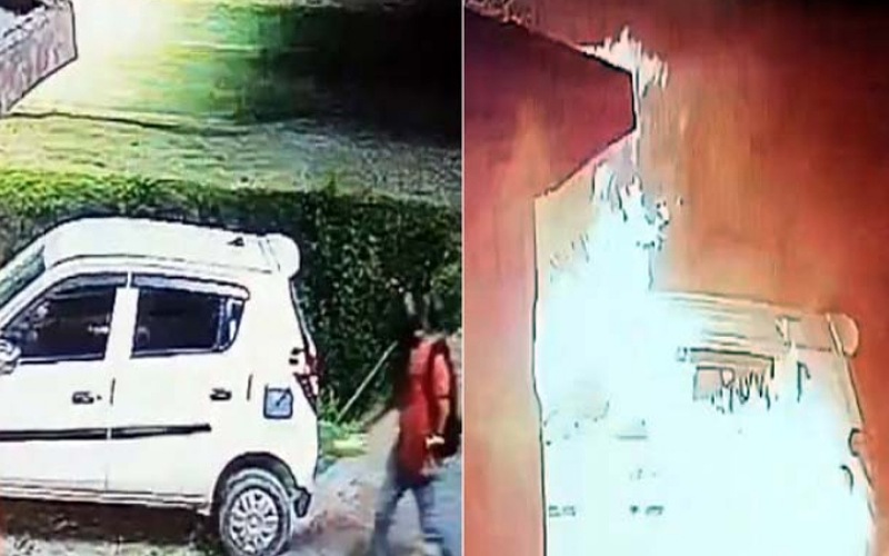 शातिर ने पेट्रोल छिड़ककर कार में लगाई आग, सीसीटीवी में कैद हुई घटना