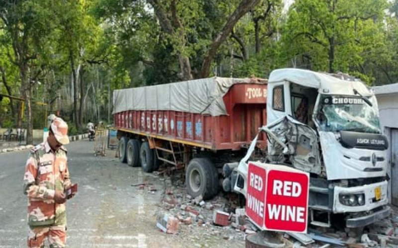 तेज रफ्तार ट्राले ने उड़ाई वन विभाग की चैक पोस्ट, वनरक्षक बुरी तरह जख्मी