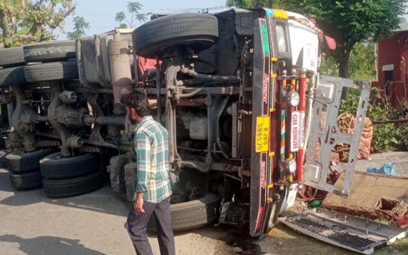 अनियंत्रित होकर सड़क पर  पलटा ट्रक, चालक जख्मी