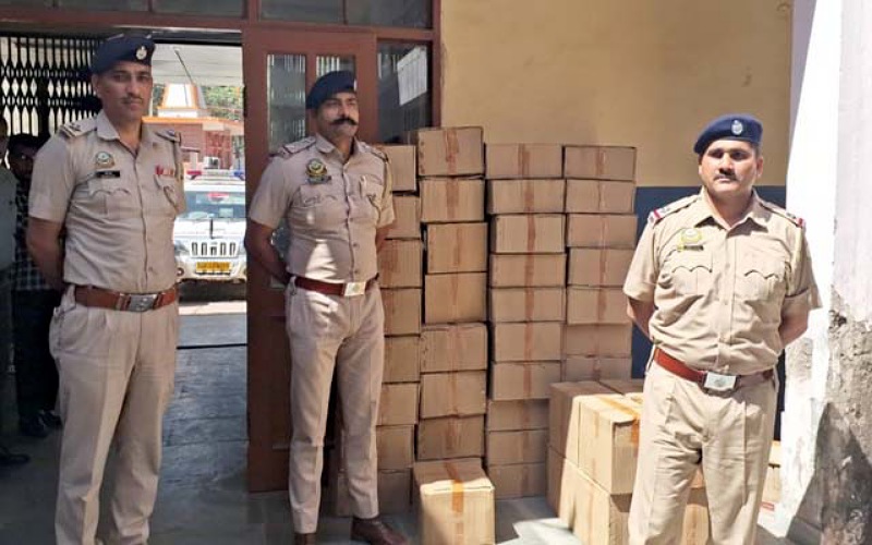 पुलिस ने घर से पकड़ा अवैध शराब का जखीरा, मामला दर्ज