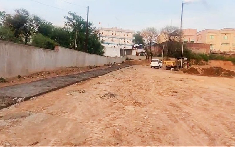 खेल मैदान में पंचायत प्रधान द्वारा जबरदस्ती लगाई जा रही इंटरलॉक टाइलें