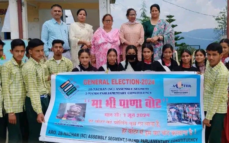 तरौर और मौविसेरी स्कूल में बच्चों को बताया मतदान का महत्व