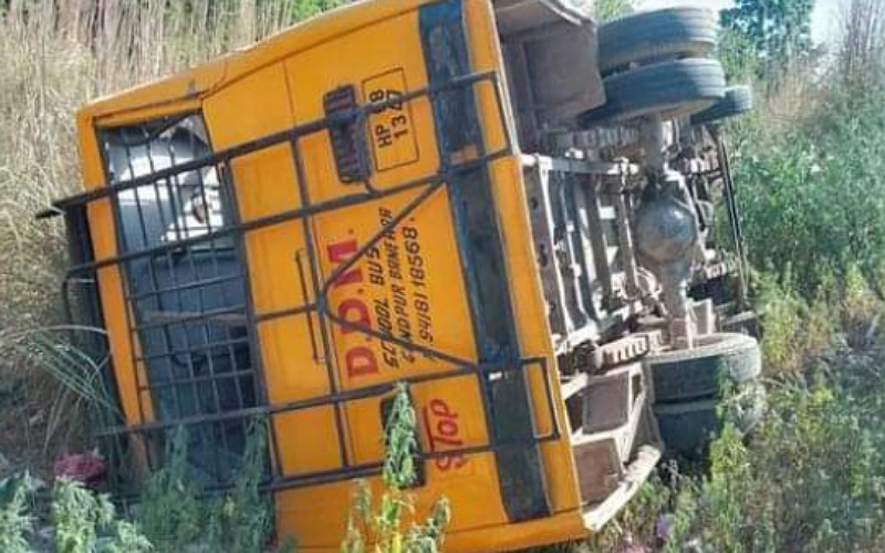 अनियंत्रित होकर खाई में गिरी स्कूल बस, 5 बच्चे घायल
