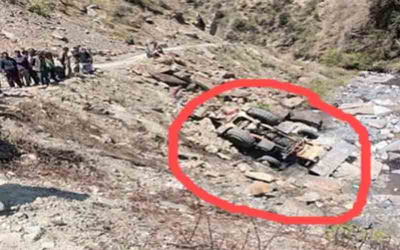 अनियंत्रित होकर सड़क से नीचे गिरी जेसीबी मशीन, चालक की मौत