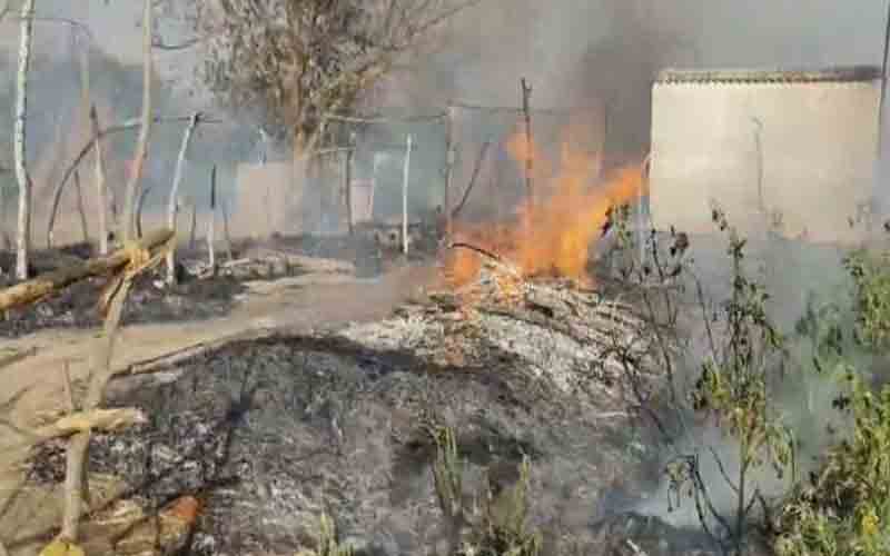 प्रवासी मजदूरों की झुग्गियों में भड़की आग, लाखों का नुकसान