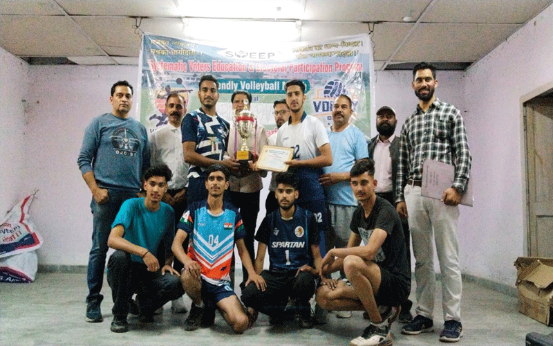 पंडोह वारियर टीम बनी फ्रेंडली वॉलीबॉल मैच की विजेता