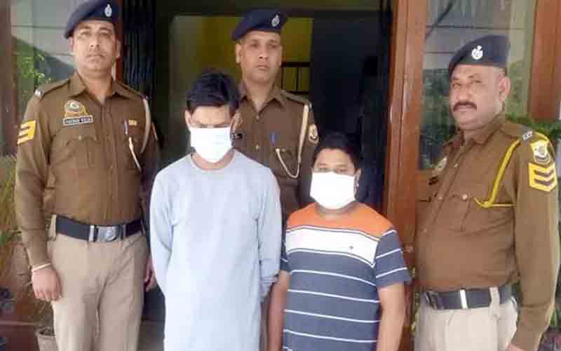 पुलिस ने कार सवार 2 लोगों को चिट्टे सहित किया गिरफ्तार