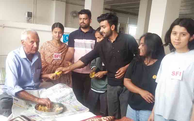 एसएफआई ने मेडिकल कॉलेज नाहन में मरीजों को वितरित किया फल व जूस