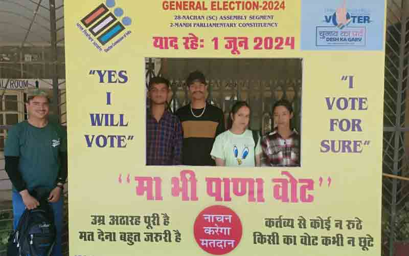 मतदाता जागरूकता के लिए सेल्फी प्वाइंट “मा भी पाणा वोट ” को किया लॉन्च