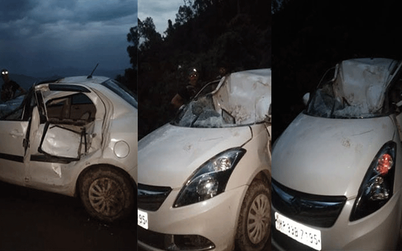 चलती कार पर पहाड़ी से गिरा पत्थर, 3 लोग जख्मी