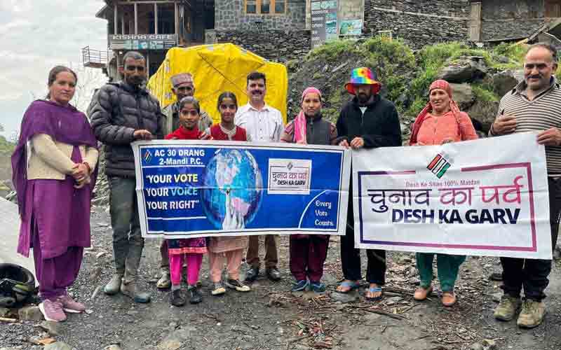 ग्राम पंचायत शेगली के बागी में स्विप टीम ने मतदाताओं को किया जागरूक