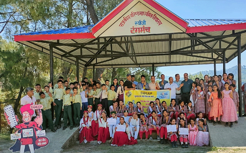 सियांजी और जयदेवी स्कूल में स्वीप टीम ने बताया मतदान का महत्व