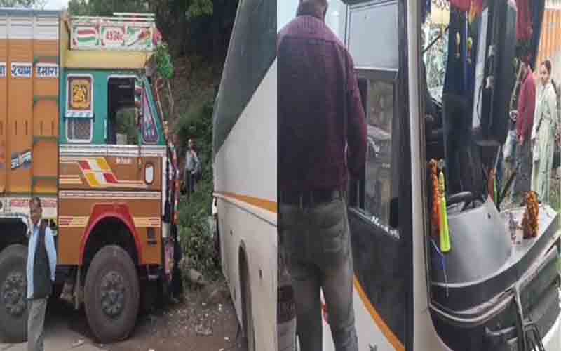 वॉल्वो बस और ट्रक की जोरदार टक्कर, आठ घायल