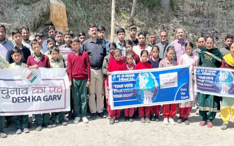 दुर्गम क्षेत्र चौहार घाटी के ग्राम पंचायत शिल्बधानि में किए मतदाता जागरूक