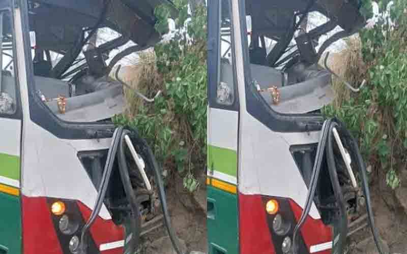 हमीरपुर से वृंदावन जा रही बस दुर्घटनाग्रस्त, 15 यात्री घायल