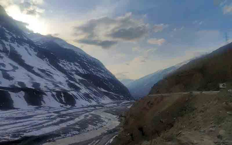 मौसम ने बदली करवट, कुल्लू और लाहौल की पहाड़ियों पर बर्फबारी