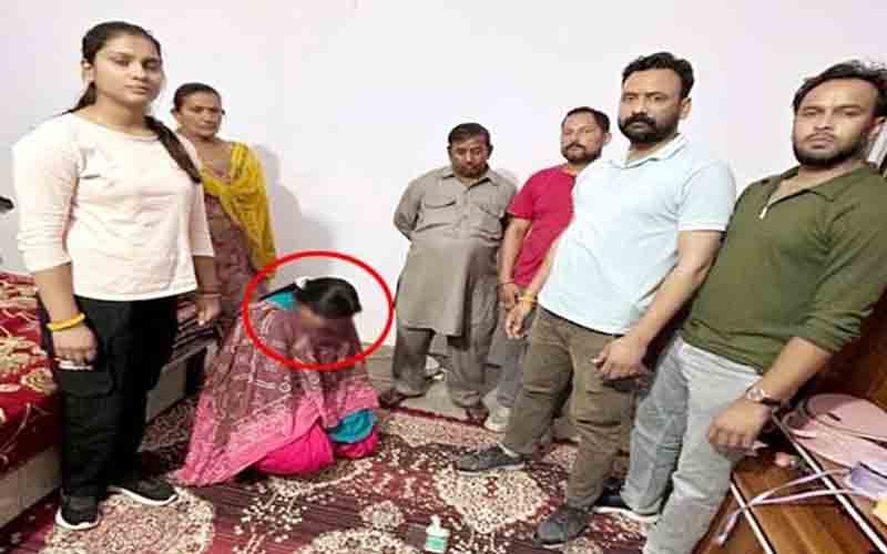 पुलिस ने घर में दबिश देकर चिट्टे सहित गिरफ्तार की महिला