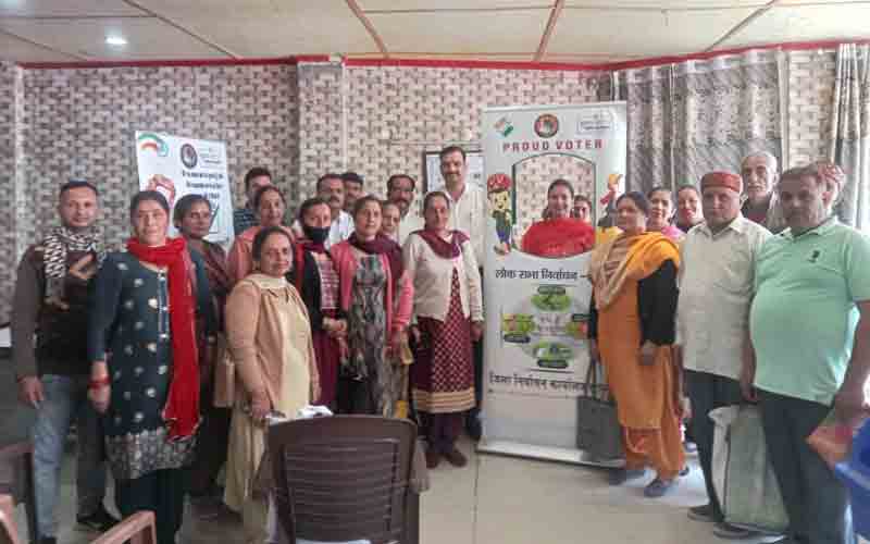 चायल पंचायत के लोगों को मतदाता पंजीकरण एवं मतदान के लिए किया जागरूक