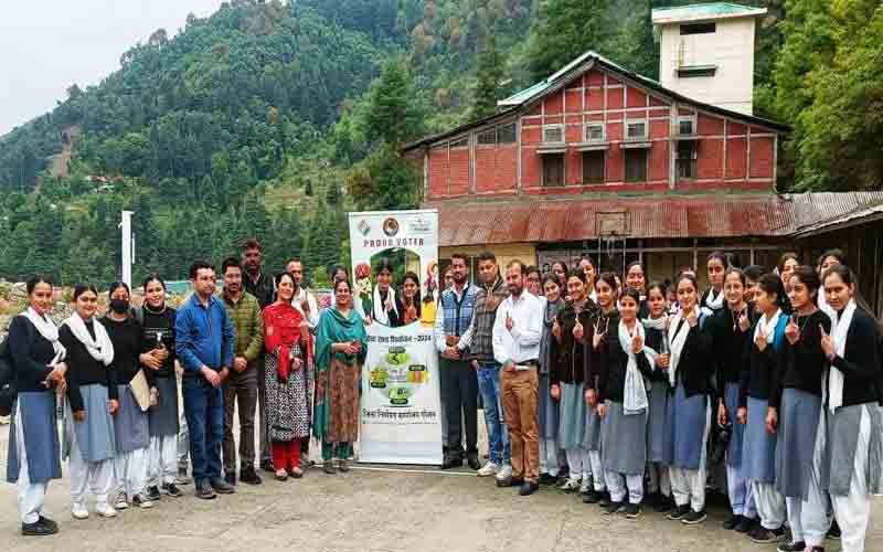 मतदाता बनकर मतदान अवश्य करें सभी युवा- डॉ. पूनम