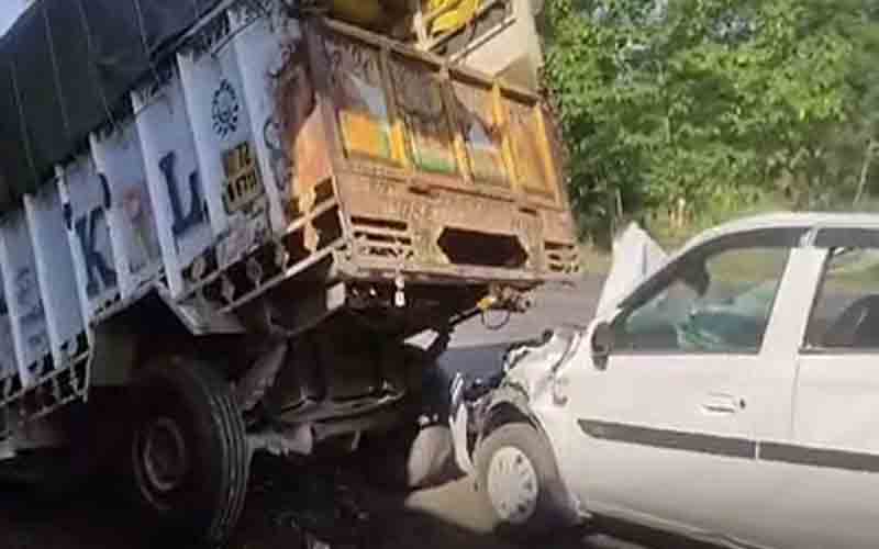 अनियंत्रित होकर सड़क किनारे खड़े पिकअप ट्राले से टकराई कार, दो घायल