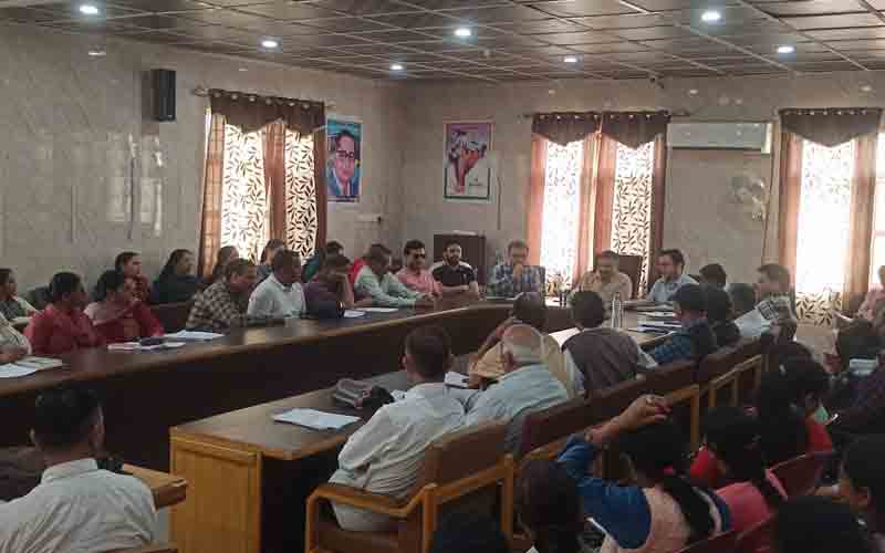 एसडीएम अर्की ने कम मतदान प्रतिशत वाले मतदान केंद्र में चलाया विशेष जागरूकता अभियान