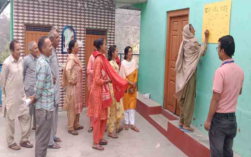 स्वीप टीम ने खाहली मतदान केंद्र में जगाई मतदान की अलख