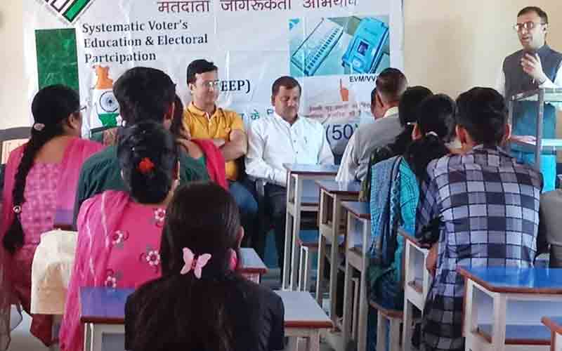 दाड़लाघाट स्कूल में स्वीप टीम ने दी मतदान के महत्व पर जानकारी